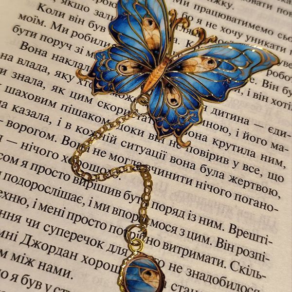 Металлическая закладка для книги Бабочка с подвесным элементом №2 &mdash; купить в интернет-магазине Story Syndicate