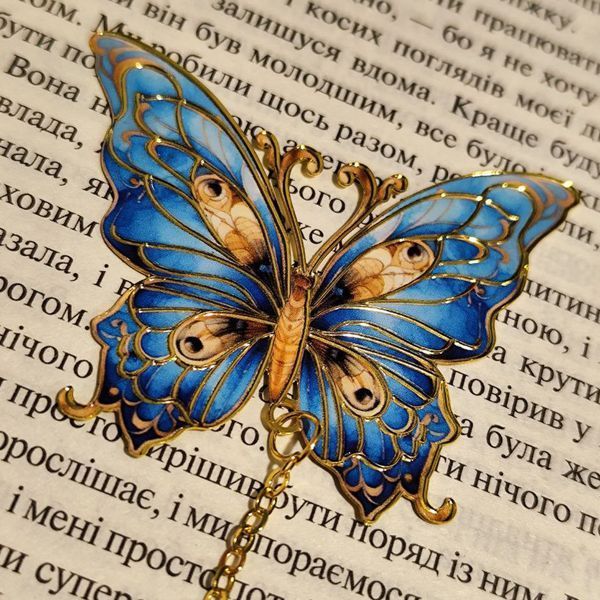 Металлическая закладка для книги Бабочка с подвесным элементом №2 &mdash; купить в интернет-магазине Story Syndicate