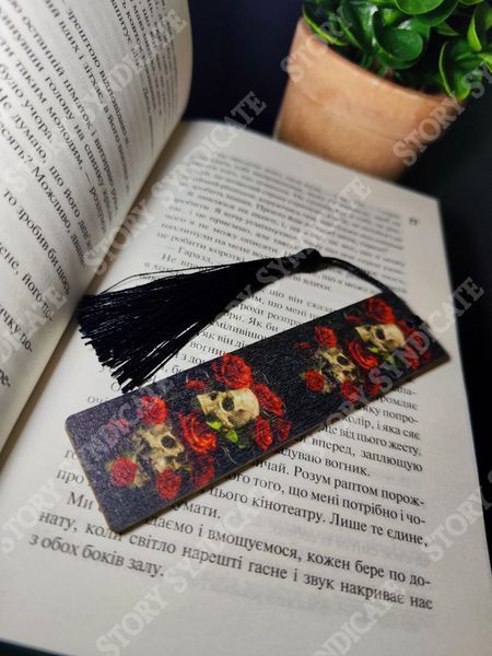 Фото товара Закладка для книг с черепами и красными розами, черная с кисточкой 3571948158
